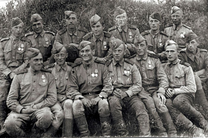 С боевыми товарищами. Юрий Никулин - в верхнем ряду, третий слева.