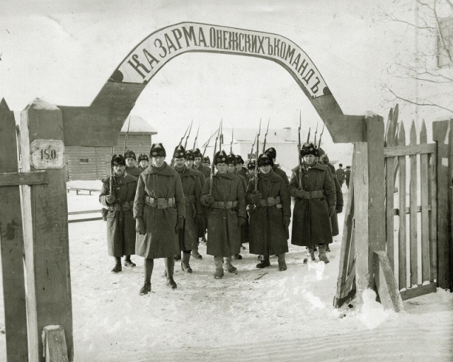 Американское подразделение выступает из своих казарм в городе Онеге. Зима 1918-1919 годов