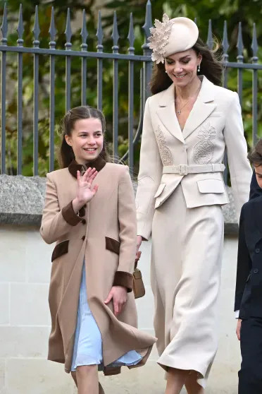 Кейт Миддлтон и принц Уильям с тремя детьми посетили пасхальную службу принцем, Миддлтон, Уильям, принц, принцесса, больше, службе, пасхальной, Шарлоттой, принцессой, Эндрю, вместе, семьи, Беатрис, избегать, держать, кузинами, фотографий, расстоянии, совместных