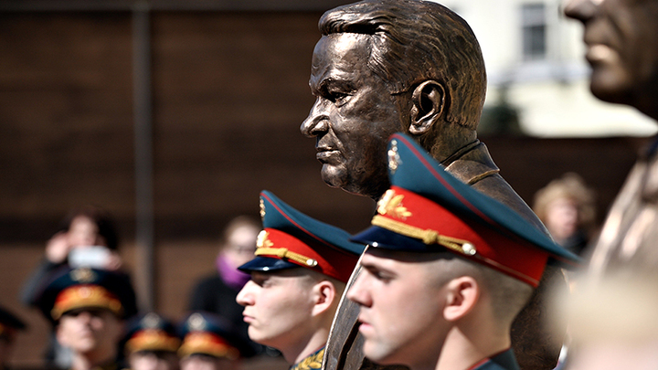 ЕЛЬЦИН БРОСАЛ ЛЮДЕЙ ПОД ПУЛИ, ПОДСЧИТЫВАЯ ЛИЧНУЮ ПРИБЫЛЬ