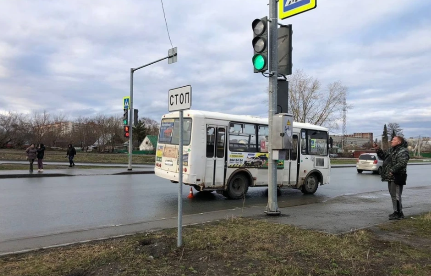 Автобус сбил женщину и девочку на пешеходном переходе в Новосибирске