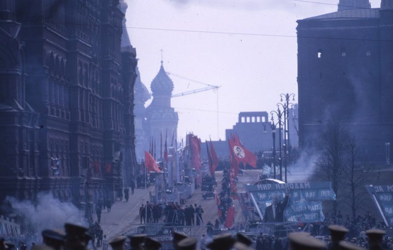Последний первомайский парад прошёл в 1968 году, а ноябрьский в 1990 году. СССР, военная техника, парад