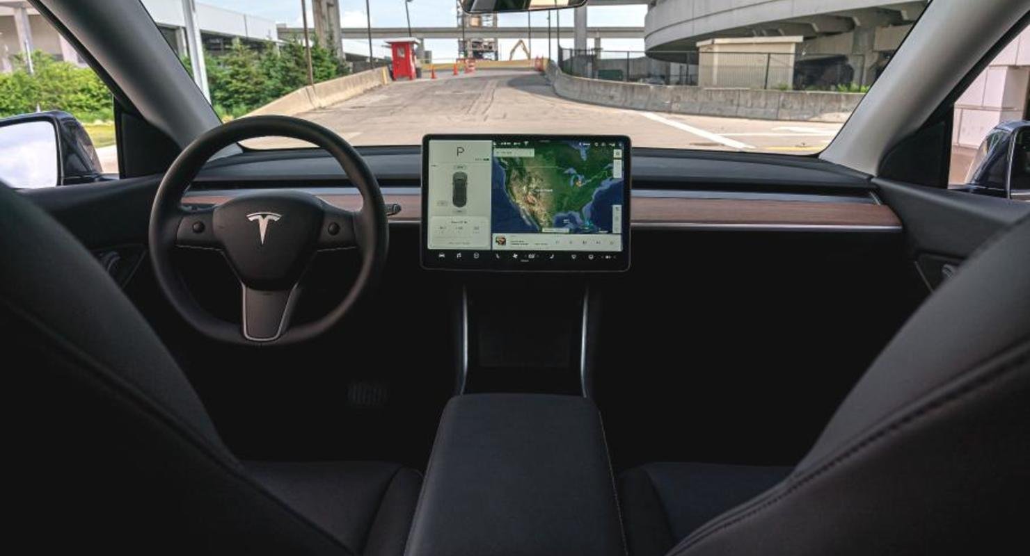 Илон Маск хотел выпустить Tesla Model Y без руля. Инженеры не позволили