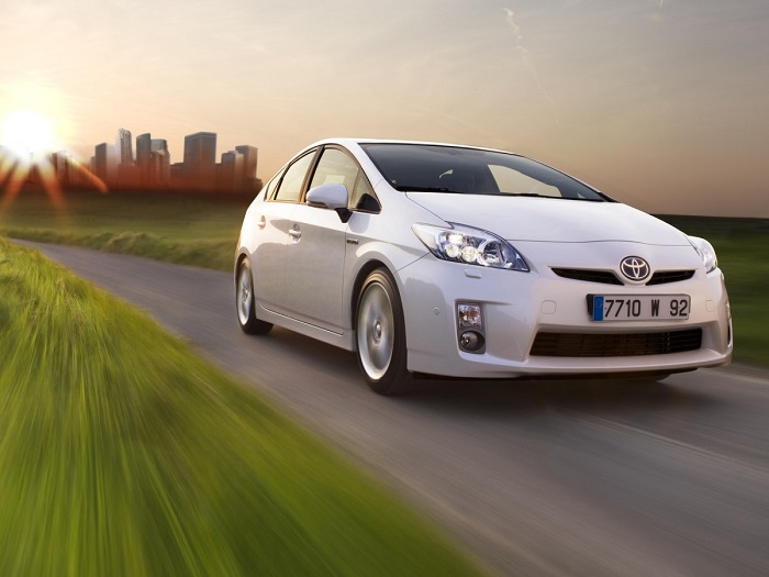 Стремительный гибрид Toyota Prius/ Фото: cartechnic.ru