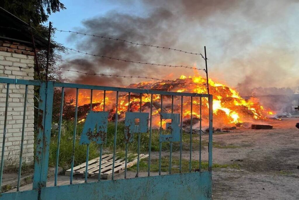 Пожар на нефтебазе в Адлере тушат почти 130 человек