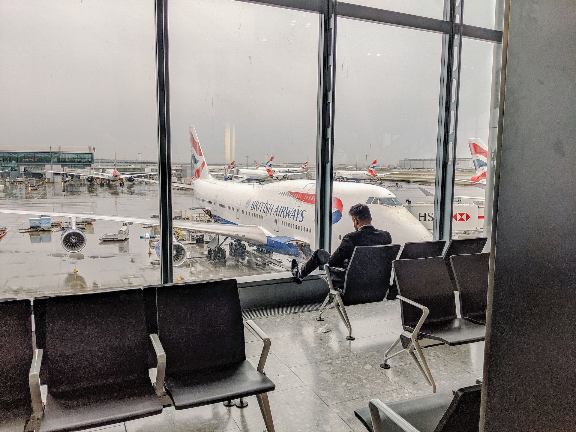 Более ста рейсов отменят в лондонском аэропорту Хитроу в день похорон Елизаветы II Общество