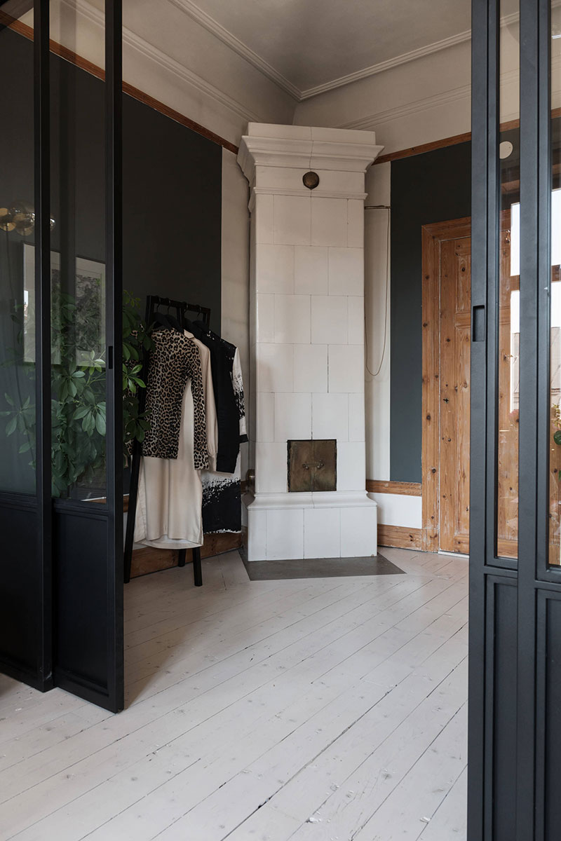 Скандинавия, которая удивляет: необычная однокомнатная квартира в Стокгольме Скандинавия, которая удивляет: необычная однокомнатная квартира в Стокгольме арт-деко,дизайн,интерьер,квартира,малометражка,Скандинавский стиль,стеклянная перегородка,темные тона