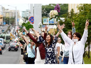 Улыбчивые вестники ада. За их спинами следуют трупы и разруха