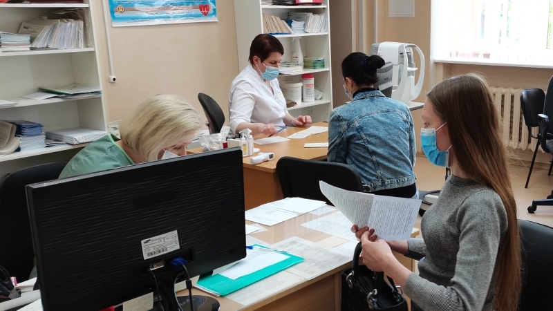 Власти Воронежа посоветовали оплачивать выходной привившимся от COVID-19 сотрудникам