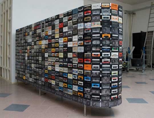 Столик из видео-кассет. Мастер-класс можно, видеокассет, сделать, столик, кассет, журнальный, видеокассеты, кассетами, кассеты, смотрим, краска, липучки, коробки, Укладываем, показано, обильно, скотч, пластика, Может, аэрозольная