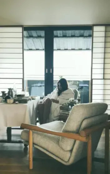 Эмили Ратаковски поделилась снимком топлес из отпуска в Японии Ратаковски, Эмили, ЯпонииЭмили, модель, одном, замуж, призналась, Однако, Ромена, отношения, Ромен, Гавраса, Японии, актёра, стали, Остином, принадлежит, романы, приписывали, развода