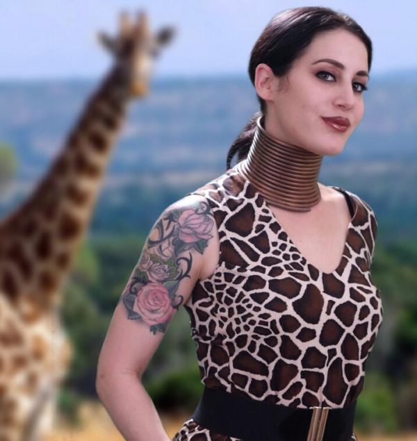 «Женщина-жираф» американка 5 лет растягивала шею, чтобы стать похожей на жирафа