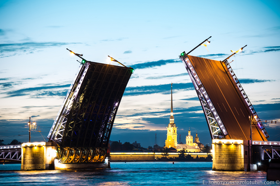 Разводный мосты санкт петербурга. Разведенный Дворцовый мост в Санкт-Петербурге. Дворцовый мост в Санкт-Петербурге развод. Разводной мост в Питере. Дворцовый мост в Питере развод.