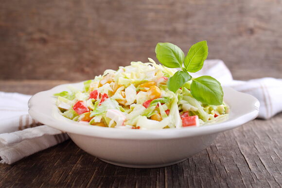 Крабовый салат с кукурузой: сколько калорий в любимом блюде салаты