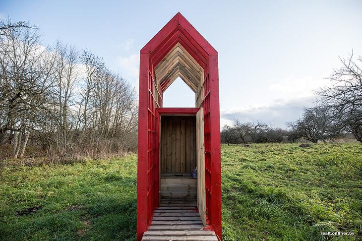 «Вложил сюда все свои сбережения». Как один человек возрождает деревню на Голубых озерах 