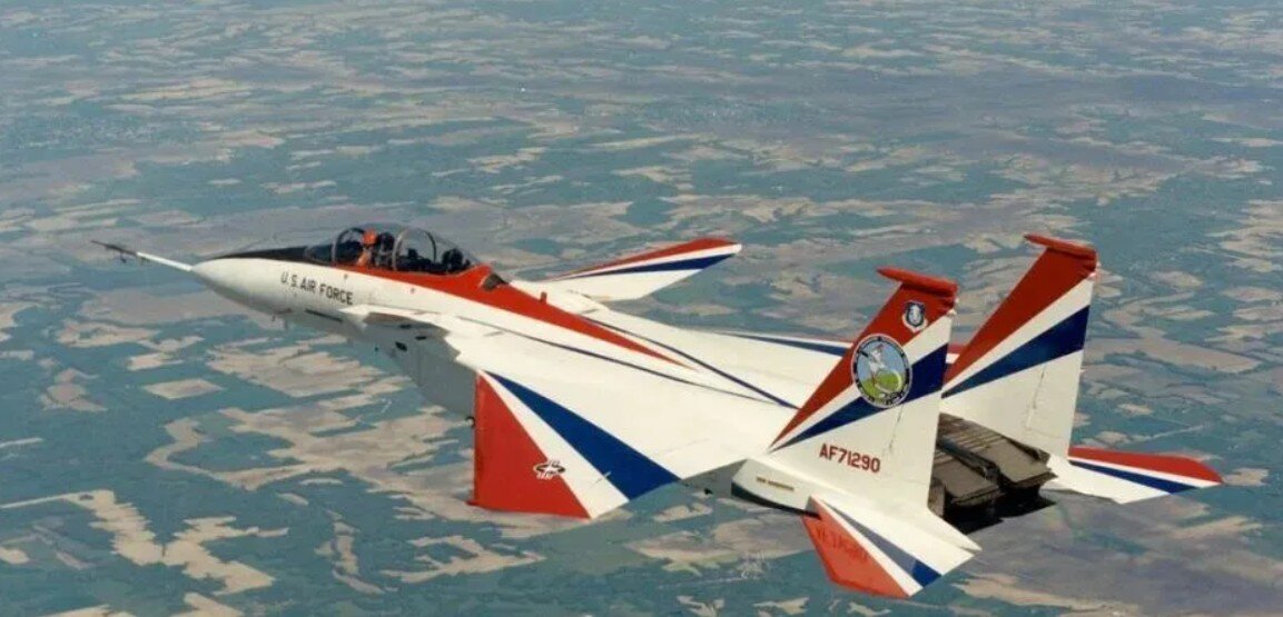 Экспериментальный NF-15B с плоскими соплами на базе F-15 - в полёте. 1988 год. 