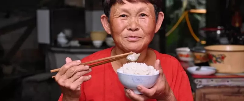 Исследователи из Пекина вырастили мясные клетки на поверхности различных сортов риса, чтобы получить
