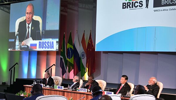 Президент РФ Владимир Путин во время встречи лидеров БРИКС на саммите в Йоханнесбурге. 27 июля 2018