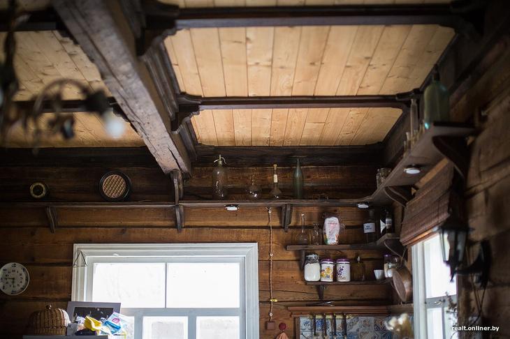 «Вложил сюда все свои сбережения». Как один человек возрождает деревню на Голубых озерах 