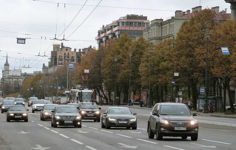 Спб временная. Лучи прожекторов над Питером. Августовский вечер в Питере.