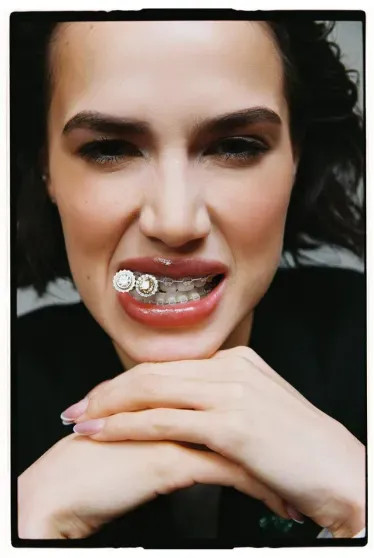 Алина Загитова стала лицом ювелирного бренда, позируя с олимпийскими медалями