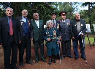 Разве грузины не должны уважать старших и чтить их заслуги?