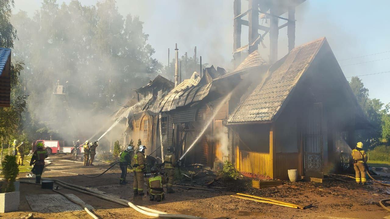 Пожарные потушили пламя в православной церкви в Осиновой Роще