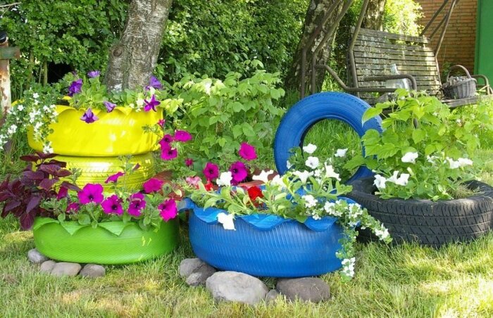 Красивые и гармоничные клумбы для украшения сада. /Фото: trendy.house
