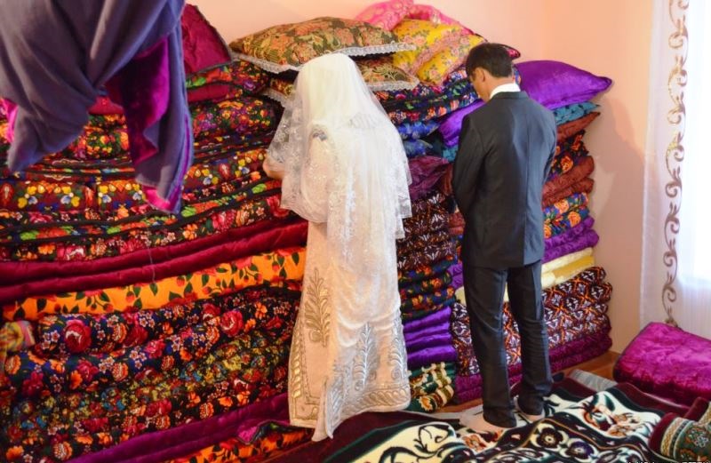 «Нужна стройная, белая, городская»: как сегодня выбирают невест в Таджикистане 