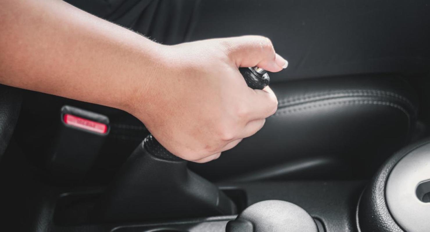 Трос стояночного тормоза можно затянуть, не выходя из авто