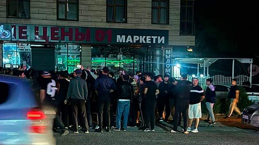 В Бишкеке около тысячи человек собрались после драки местных жителей с иностранцами