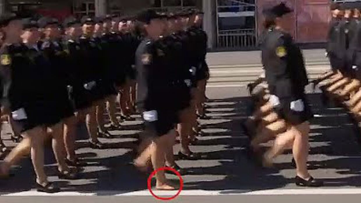 Ныряет в канализационный колодец. Курсантки на параде победы в москве. Проход девушку. Женщины на параде. Проход девушку.