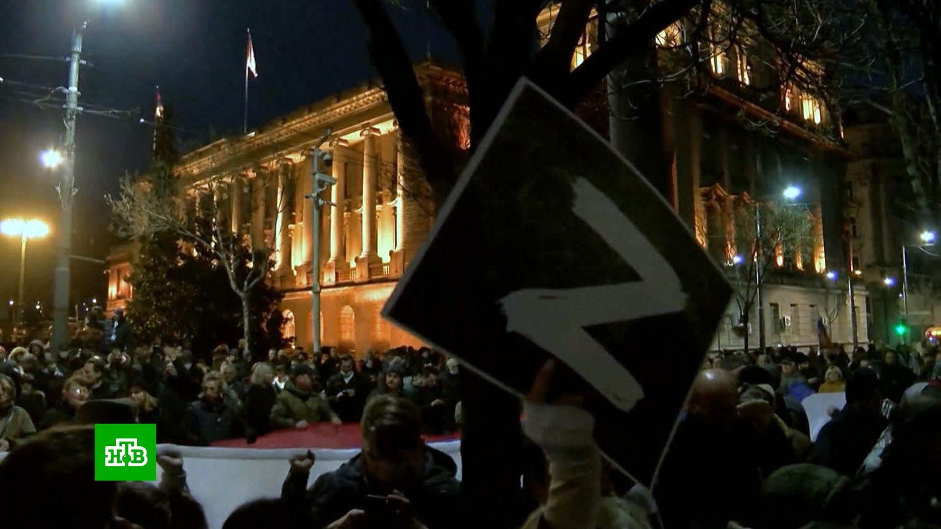 Житель белграда. Митинг в Белграде. Демонстрации в поддержку России. Статуя на демонстрации в Сербии. Белград демонстрация.