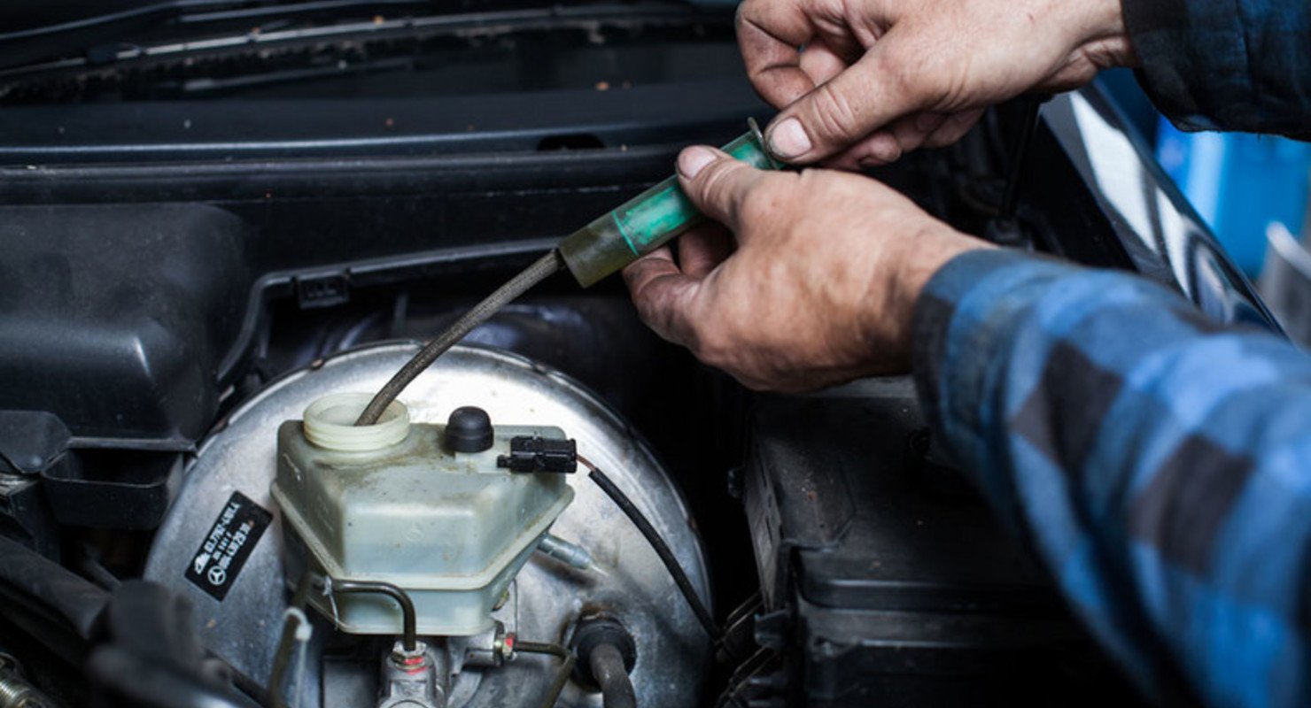 Чем заменить тормозную жидкость, если она вытекла, а ехать до магазина далеко