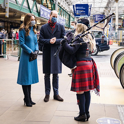 Путешествие на поезде: Кейт Миддлтон и принц Уильям прибыли с визитом в Эдинбург Шотландии, Уильям, Кембриджские, герцоги, пальто, Королевства, Соединенного, которые, медицинских, также, тысяч, перроне, поезде, отправились, принц, Миддлтон, благодарностьВ, встречи, выразили, течение