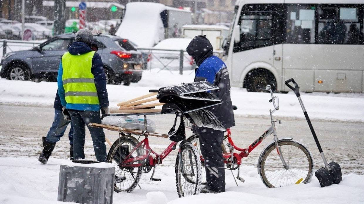Жители Петербурга раскритиковали коммунальщиков за уборку крыш от снега без страховки