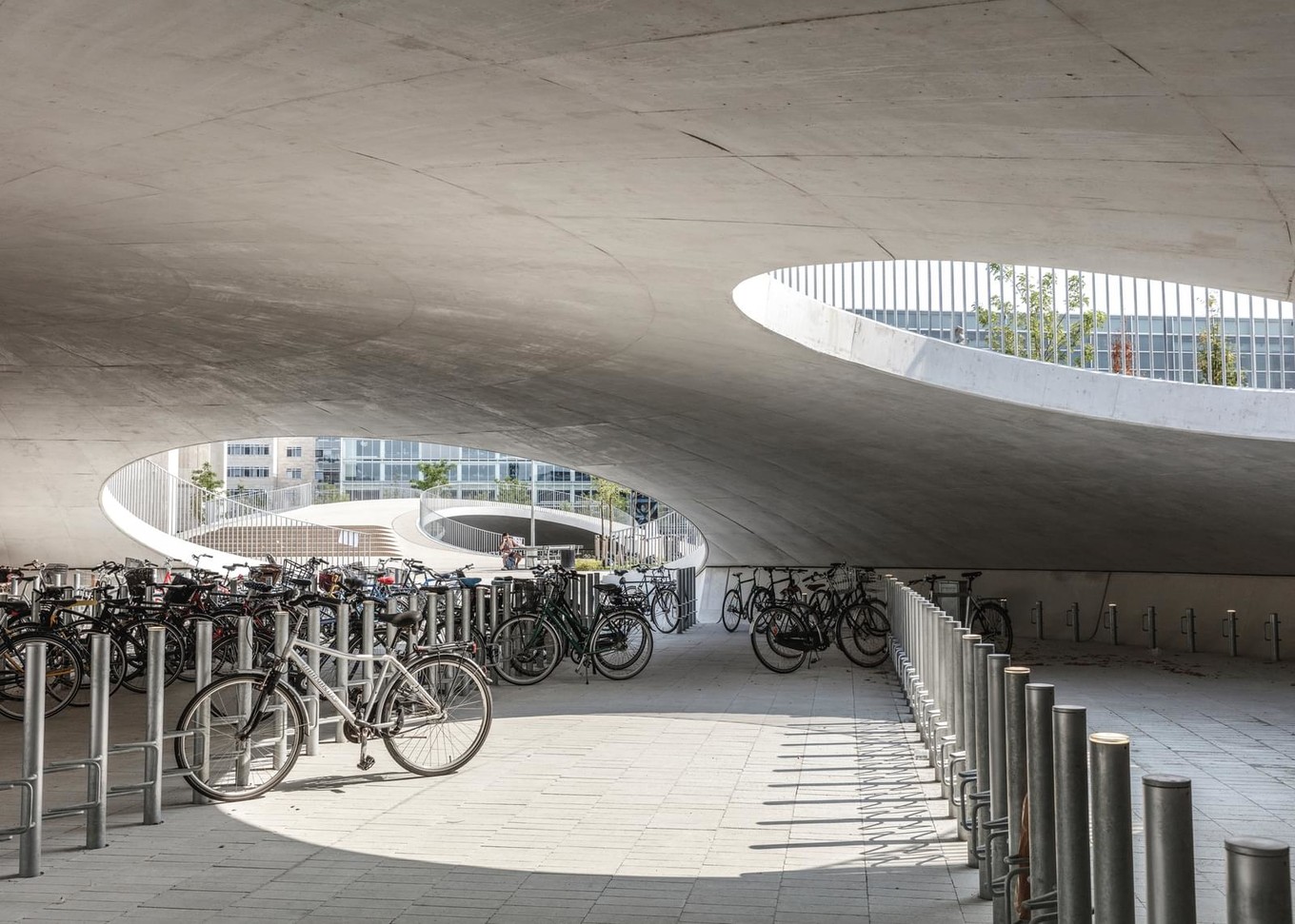 Велопарковка на общественной площади Копенгагена Karen, Blixens, Plads, бетонные, Архитектурное, концертов, зрительный, который, может, использован, мероприятий, представлений, публичных, вместимостью, человек, Архитекторы, открытый, превратить, пространство, простые