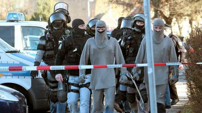 Против колющего оружия даже сегодня натягивают стальные кольчуги. ¦Фото: livejournal.com.