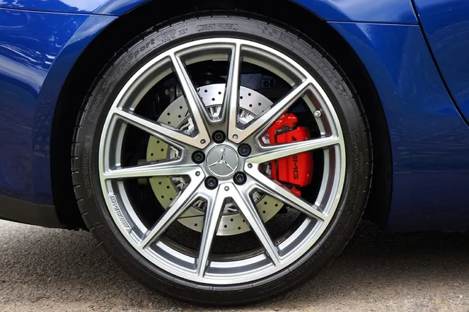 Простой вопрос и неочевидный ответ. Зачем на тормозных колодках нужны канавки?