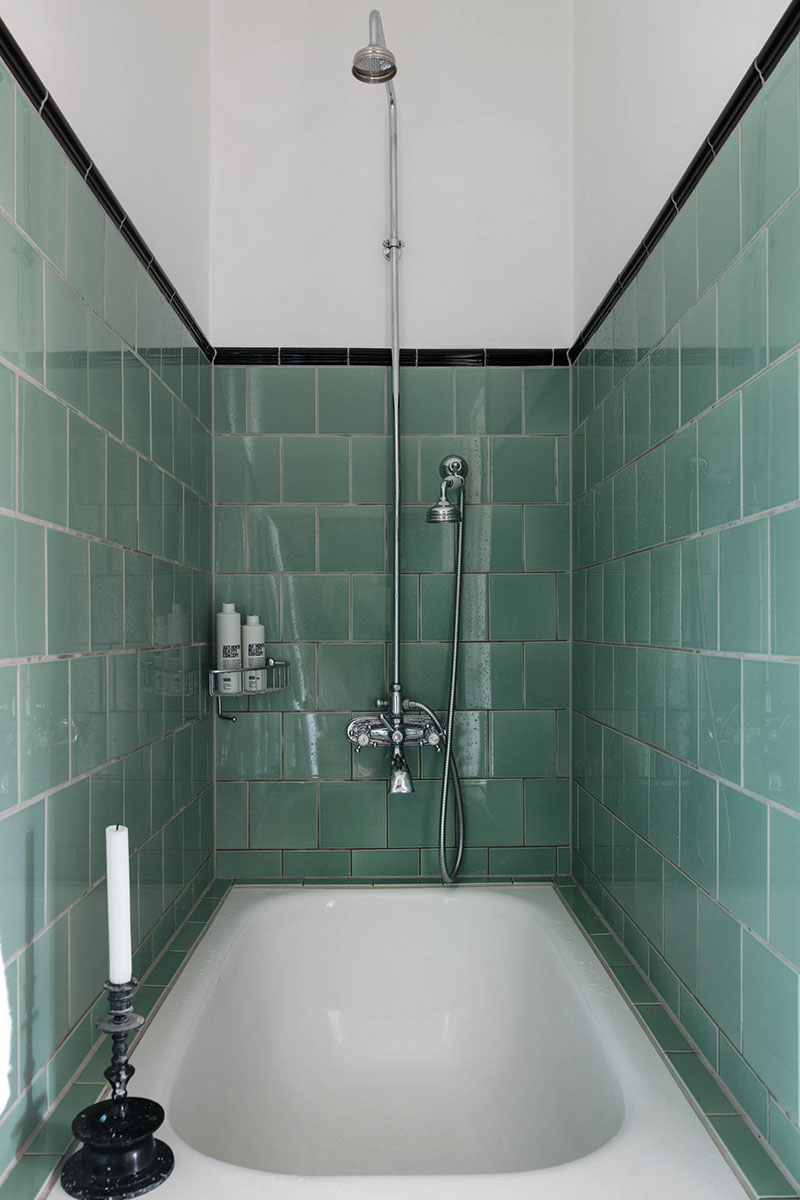 Скандинавия, которая удивляет: необычная однокомнатная квартира в Стокгольме Скандинавия, которая удивляет: необычная однокомнатная квартира в Стокгольме арт-деко,дизайн,интерьер,квартира,малометражка,Скандинавский стиль,стеклянная перегородка,темные тона