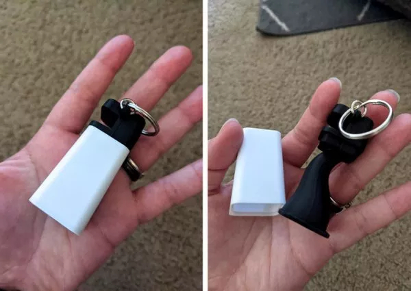 Брелок из 2 частей. Черная — резиновая, твердая и странной формы. Белая часть сделана из пластика