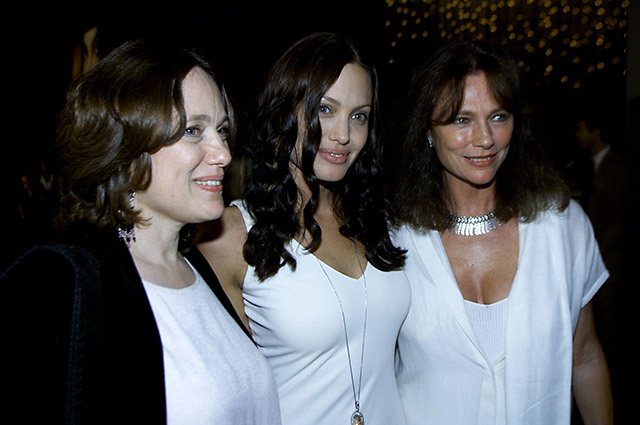 Анджелина Джоли посвятила эссе своей покойной матери Маршелин Бертран: "Ее смерть меня изменила"