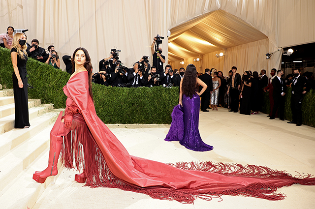 Met Gala 2021: Ирина Шейк, Билли Айлиш, Кайя Гербер, Сиенна Миллер и другие на ковровой дорожке Красная дорожка