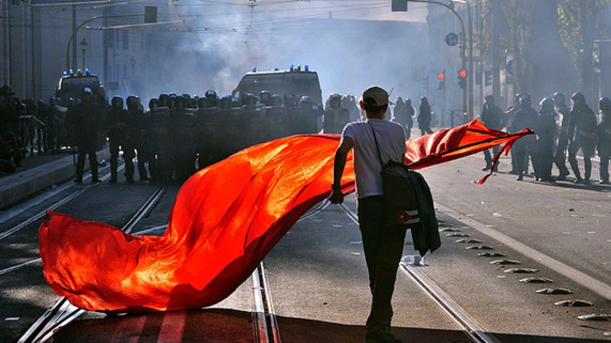 Пенсионеры с красными знаменами заставили понервничать киевских силовиков