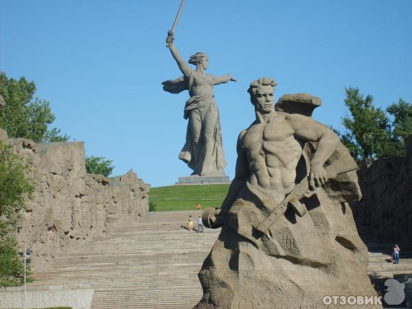 Памятник ансамбль мамаев курган. Памятник-ансамбль героям Сталинградской битвы на Мамаевом Кургане. Вучетич. Памятник-ансамбль «героям Сталинградской битвы». Вучетич Мамаев Курган. Вучетич скульптор Мамаев Курган.