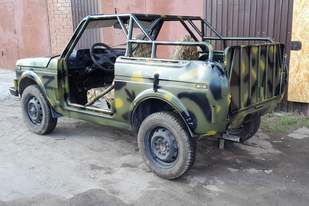 Бывшие бойцы ЧВК «Вагнер» в Омске начали переделывать старые авто для отправки на СВО