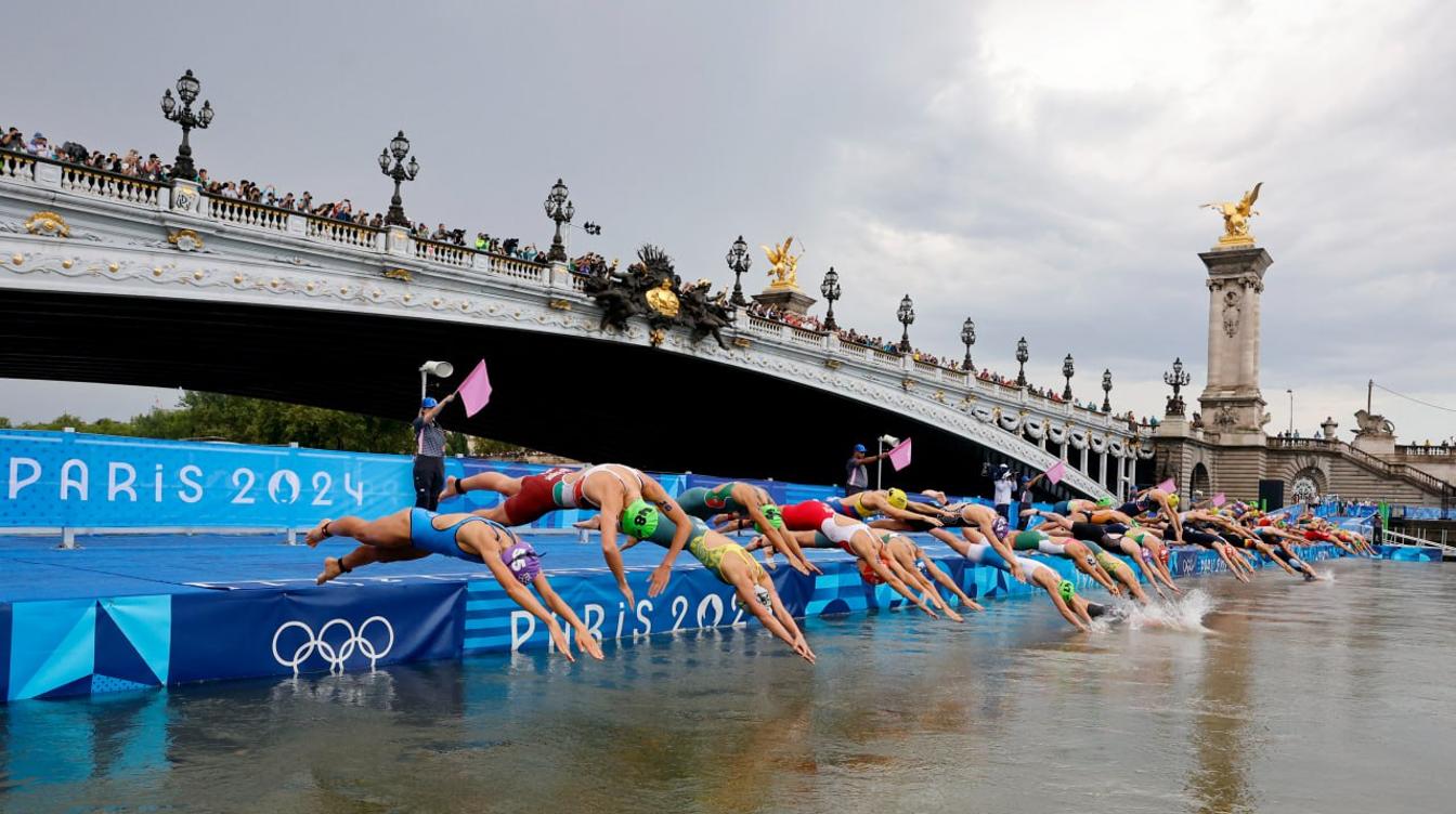 Триатлонисты оконфузились после заплыва по Сене на Олимпиаде