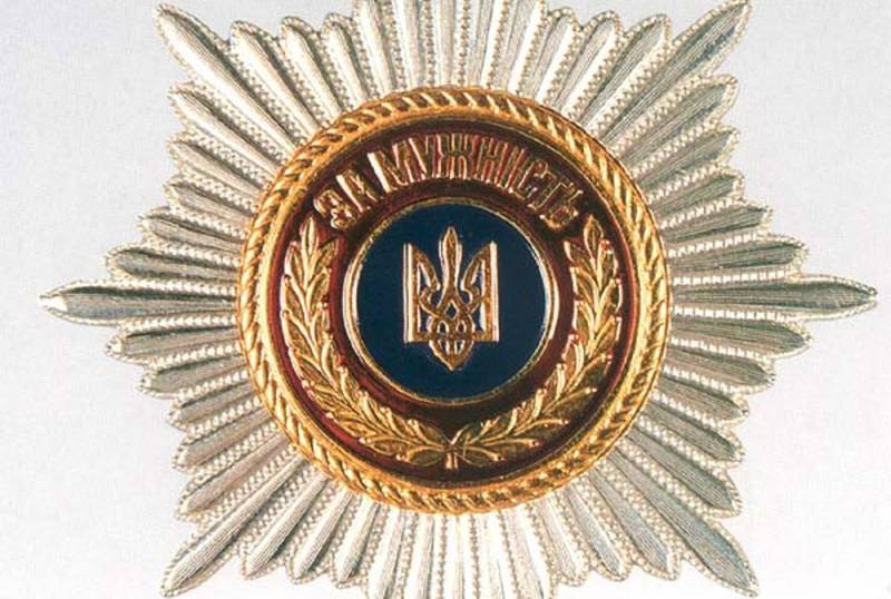 Украинские военные избавляются от своих медалей с знак протеста сдачи «Азовстали» Новости