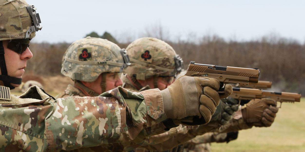 Солдаты Армии США ведут стрельбу из пистолетов М17 