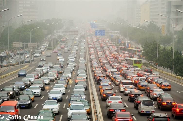 3. Китайцы проводят полжизни в автомобильных пробках. Однажды в Пекине была зарегистрирована самая большая в мире пробка длиной в 100 км, которая продолжалась 10 дней! интересное, китай, мир, неожиданно, познавательно, страна, факты, фото